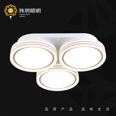 客厅装修(xiu)要(yao)不要选(xuan)择吊灯(deng)