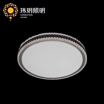 如何(he)选择(ze)品牌吊灯(deng)和吸(xi)顶(ding)灯(deng)